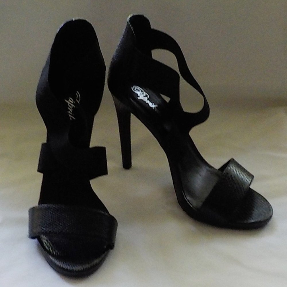 *CLEARANCE NO DISCOUNTS* Paprika heels sz 8.5 M black NWOB